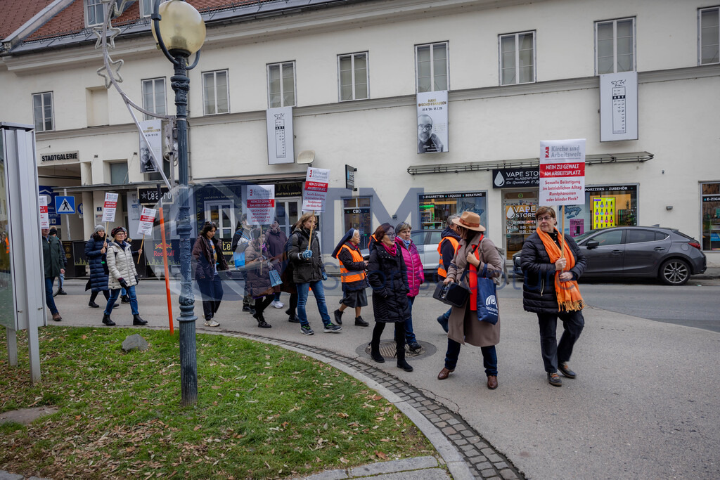 RR5M6222 | 29.NOV.24-Protestmarsch gegen Gewalt-Copyright: Katholische Kirche Kärnten/Denk Dich Neu/Trainproduction/Matthias Trinkl