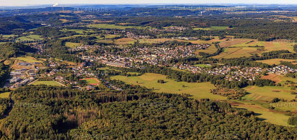 Luftbild: Ortspanorama von Norden in Wadern im Bundesland Saarland in Deutschland. Foto: IMG_149750-Pano.jpg vom 06.09.2025 durch Werner Riehm/FLY-FOTO.deAuflösung des Originals: 7334 x 3471 px