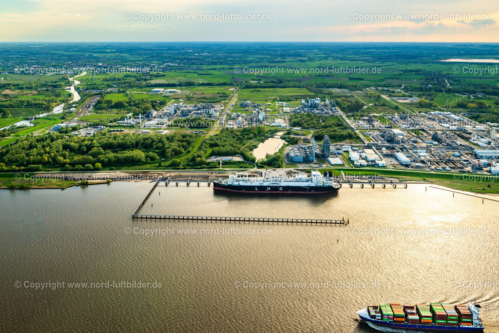 Stade_LNG_Terminal_Schiff_Ernergos_Force_ELS_4254290424 | STADE 29.04.2024 Wasserbrücke mit Leitungssystemen des LNG Erdgas und Flüssiggas- Terminal und Entladekai mit anlegenden Spezialschiff "Energos Force" (früher "Transgas Force") am Ufer des Flußverlaufes der Elbe im Ortsteil Bützfleth in Stade im Bundesland Niedersachsen, Deutschland. Weiterführende Informationen bei: Dow Deutschland Anlagengesellschaft mbH,  TRINSEO. // Water bridge with pipeline systems of the LNG natural gas and liquid gas terminal and unloading quay with the special ship "Energos Force" (formerly "Transgas Force") docking on the banks of the Elbe in the district of Buetzfleth in Stade in the state Lower Saxony, Germany. Further information at: Dow Deutschland Anlagengesellschaft mbH,  TRINSEO. Foto: Martin Elsen