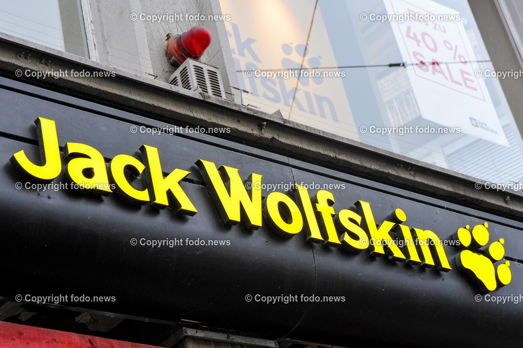 Deutschland_ Bayern_ Wuerzburg_ 23.01.2025-29 | 23.01.2025, Deutschland, GER, Bayern, Wuerzburg im Bild Themenbild, Stadtansichten, Jack Wolfskin, Outdoor, Fashion, Bekleidung, Mode, Schuhe, Sport, Handel, Einzelhandel, Schild, Logo, Feature, Werbung, Reklame, Symbolbild