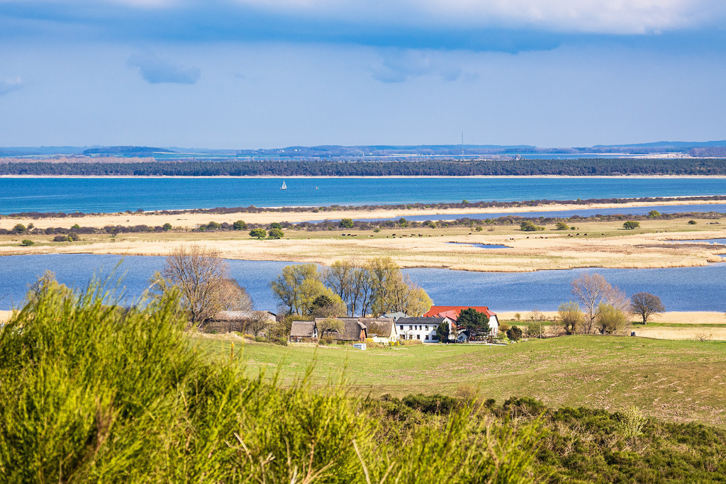 Blick vom Dornbusch auf Hiddensee über Grieben auf den Bessin und Rügen | Blick vom Dornbusch auf Hiddensee über Grieben auf den Bessin und Rügen.