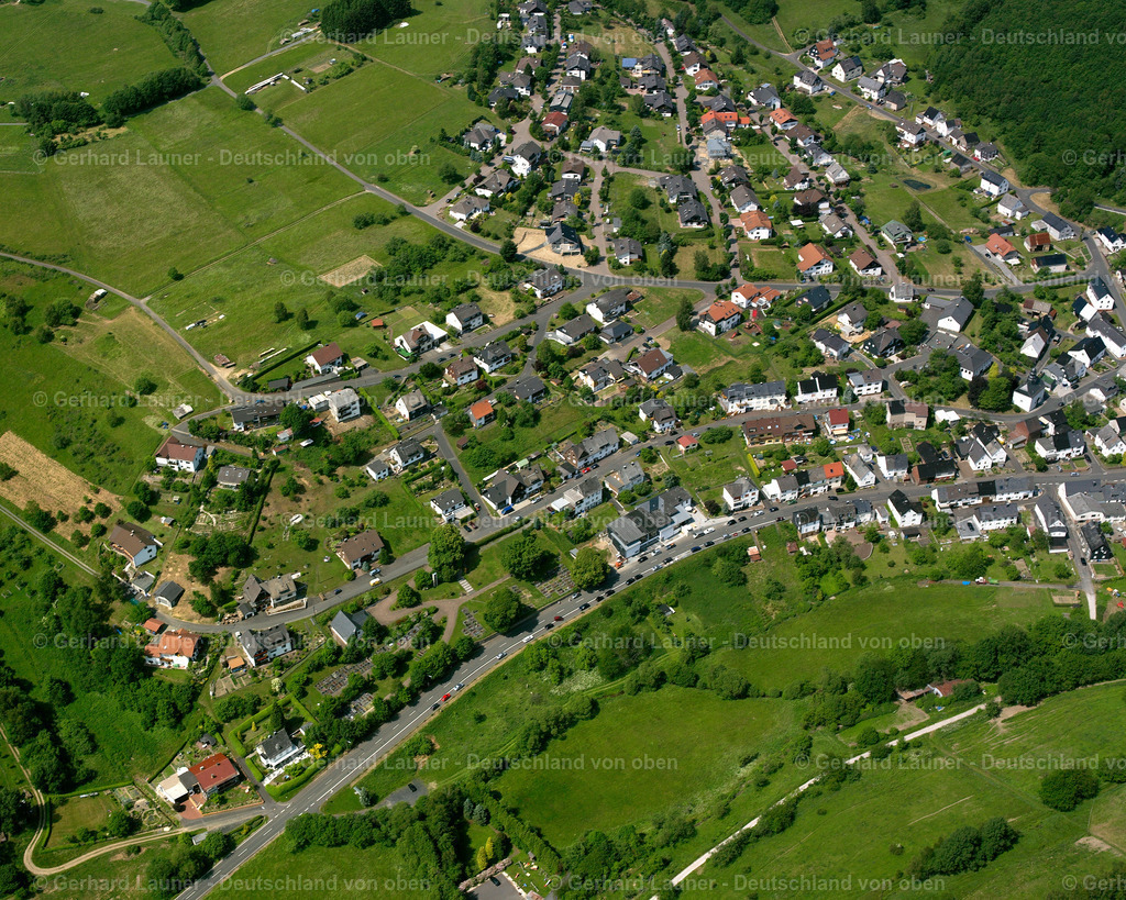 2611029 | OFFDILLN 09.06.2006 Wohngebiet einer Einfamilienhaus- Siedlung  in Offdilln im Bundesland Hessen, Deutschland // Single-family residential area of settlement  in Offdilln in the state Hesse, Germany Foto: Gerhard Launer