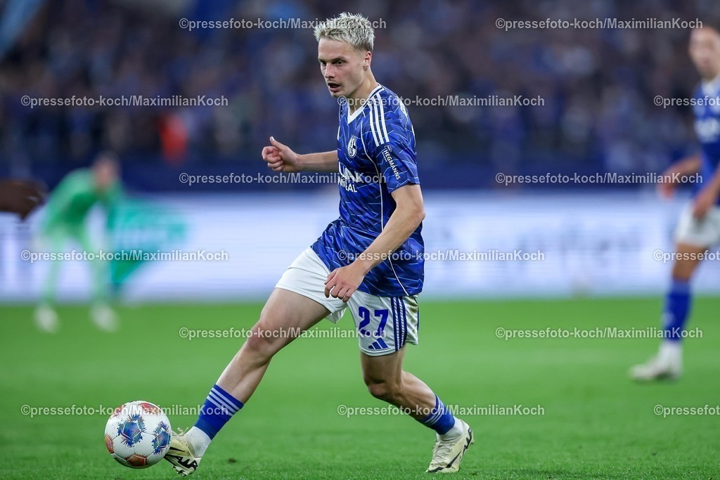 S0413092501128 | 13.09.2025, Fußball, FC Schalke 04 - Holstein Kiel, 5.Spieltag, 2. Fußball Bundesliga, Veltins-Arena Gelsenkirchen, Saison 2025 2026: Finn Porath (Schalke04 #27) DFB regulations prohibit any use of photographs as image sequences and or quasi-video.