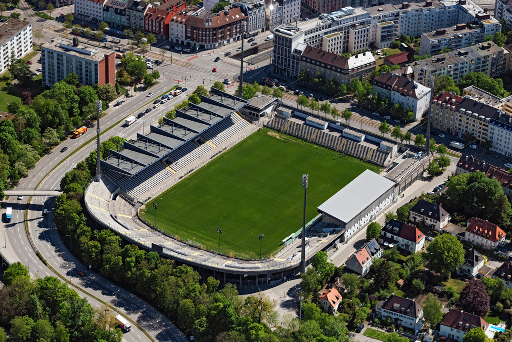 dr__0063959.jpg | MüNCHEN 29.04.2025 Fußball- Stadion des Vereins TSV 1860 ( Sechzgerstadion ) an der Grünwalder Straße im Stadtteil Giesing in München im Bundesland Bayern. // Football stadium of the football club TSV 1860 on Gruenwalder Strasse in Munich in the state Bavaria. Foto: Daniel Reiter