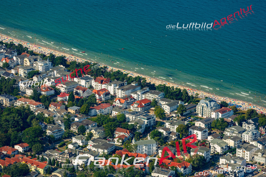 Luftbild der Stadt Binz - Das Luftbild wurde 2025 vom UL-Flugzeug heraus erstellt ( keine Drohnenaufnahme ) - Hochauflösende Luftaufnahme - für Wandbilder und großformatige Ausdrucke geeignet. Das besondere Geschenk!Hier alle&nbsp;Infos zur Lizenzierung der LuftaufnahmeWir fliegen auch dieses Jahr wieder in Ihre Region um Luftbilder zu erstellen.- Luftbild anfragen