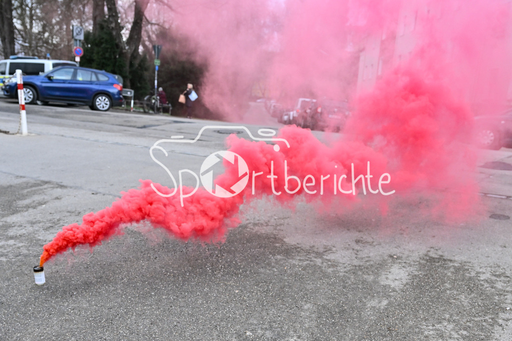 Augsburger Panther - Adler Mannheim | Die Fans aus Mannheim zuenden vor dem Stadion Pyrotechnik / Pyro / Rauchtopf / Rauch / Symbolbild / DEL: Augsburger Panther - Adler Mannheim, Curt Frenzel Stadion am 16.02.2025