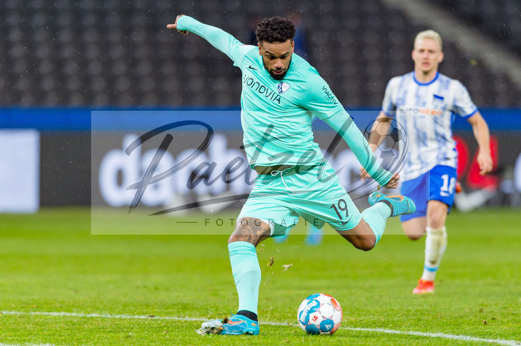 HERBOC20220204_263 | Fussball, Herren: Juergen Locadia (VfL Bochum) in Aktion, am Ball, Einzelaktion bei dem Spiel der 1. Bundesliga zwischen Hertha BSC und VfL Bochum im Olypiastadion am 04.02.2022 in Berlin, Deutschland.DFB / DFL REGULATIONS PROHIBIT ANY USE OF PHOTOGRAPHS AS IMAGE SEQUENCES AND/OR QUASI-VIDEO. - Realisiert mit Pictrs.com