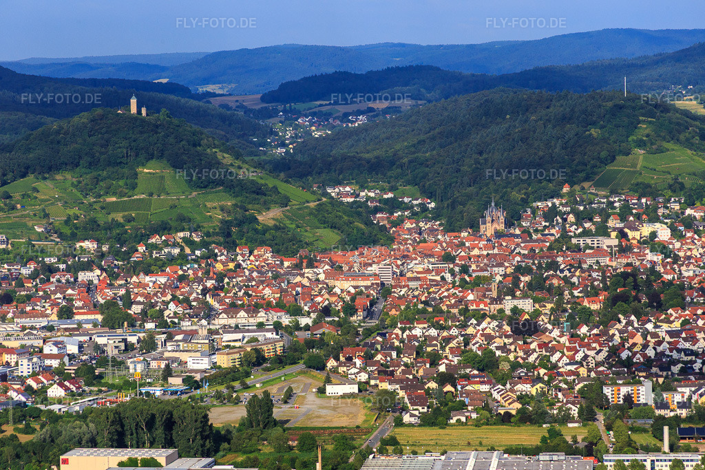 Luftbild: Stadtansicht am Odenwald-Rand von Westen unterhalb der Starkenburg in Heppenheim im Bundesland Hessen in Deutschland. Foto: IMG_090637.jpg vom 04.07.2016 durch Werner Riehm/FLY-FOTO.de
