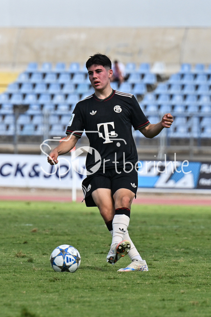 Papohs FC U19 - FC Bayern München U19 | am Ball Felipe CHAVEZ (FCB #10) / Einzelfoto / Freisteller / UEFA Youth League: Paphos FC U19 - FC Bayern München U19; Stelios Kyriakides Stadium am 30.09.2025