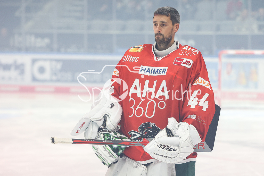 Augsburger Panther - Fischtown Pinguins Bremerhaven | Panther Torhueter Dennis ENDRAS (AEV #44) bei der Vorstellung der Starting Six