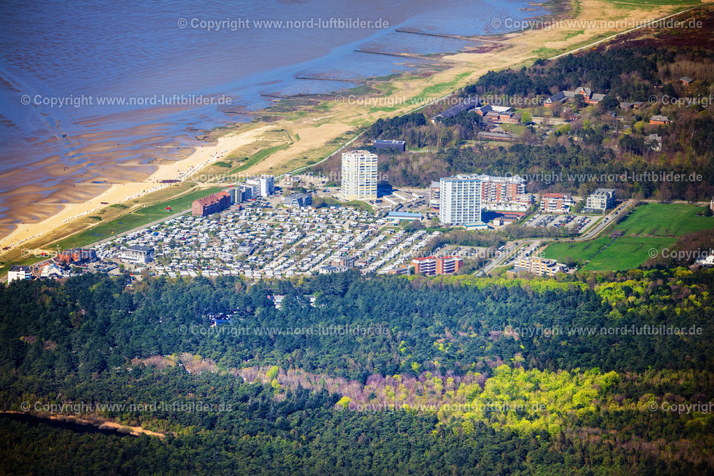 Cuxhaven_Sahlenburg_ELS_9467300423 | CUXHAVEN 30.04.2023 Küsten- Landschaft am Sandstrand der Nordsee mit dem Stadtteil Sahlenburg und Wohngebiet sowie umliegenden Feldern in Cuxhaven im Bundesland Niedersachsen. // Coastline on the sandy beach of the North Sea and the nearby districts of Cuxhaven " Duhnen ", "Sahlenburg " and " Doese " with residential areas and surrounding fields in Cuxhaven in the state Lower Saxony. Foto: Martin Elsen
