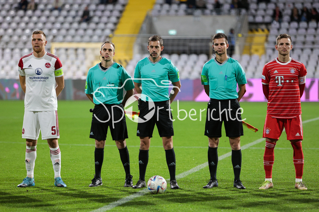 FC Bayern Amateure - 1. FC Nuernberg II | Die Unparteiischein um Schiedsrichter Manuel Steigerwiald vor der Partie