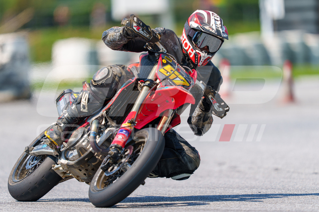 G-Cup + Supermoto Staatsmeisterschaft + Hungarian Supermoto Championship | GRIPcapture steht für authentische Sportfotografie in Österreich – für Momente, die mehr sind als Geschwindigkeit oder Ergebnis. Es geht um Emotion, Spannung, Fokus und den Augenblick, der oft nur einen Wimpernschlag dauert.Ob Motorsport, Teamsport oder 