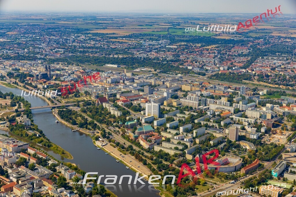 Luftaufnahme Altstadt Magdeburg - Die Luftaufnahme wurde 2025 vom UL-Flugzeug heraus erstellt ( ohne Drohne ) - Hochauflösende Luftaufnahme - für professionelle Ausdrucke geeignet. Die Geschenkidee !Mit Lizenz und Bildrechte bestellbar