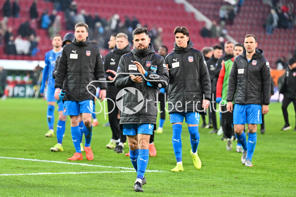 FC Augsburg - 1. FC Heidenheim | AUGSBURG, GERMANY - 15. FEBRUARY: die Spieler der Gäste bedanken sich mit hängenden Köpfen bei den mitgereisten Fans nach dem Bundesligamatch zwischen dem FC Augsburg und dem 1. FC Heidenheim am 22. Spieltag in der WWK-Arena / DFL REGULATIONS PROHIBIT ANY USE OF PHOTOGRAPHS AS IMAGE SEQUENCES AND/OR QUASI-VIDEO / Marnon BUSCH (1. FC Heidenheim 2)