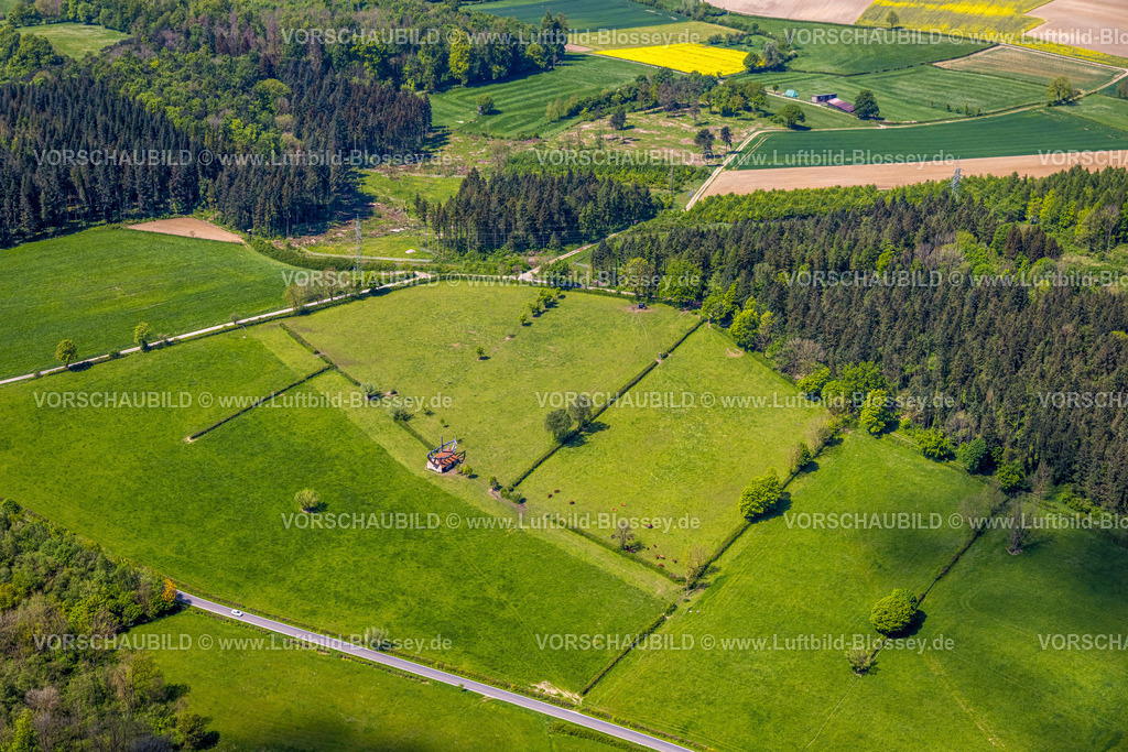 Brakel240504721NSG-HinnenburgerForst | Luftbild, NSG Naturschutzgebiet Hinnenburger Forst mit Emder Bachtal, sanften Hügellandschaft mit Wiesen und Feldern, Kuhstall Haus auf einer Wiese mit Boot auf und im Haus als Kunstwerk vom Künstler Ilan Averbuch, Erwitzen, Nieheim, Ostwestfalen, Nordrhein-Westfalen, Deutschland