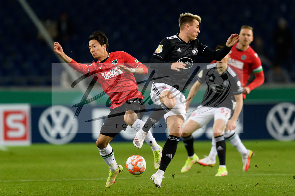 H96DUS20211027_006 | Fussball, Herren: Sei Muroya (Hannover 96) und Felix Klaus (Fortuna Duesseldorf) im Zweikampf bei dem Spiel der 2. Runde im DFB-Pokal zwischen Hannover 96 und Fortuna Duesseldorf in der HDI-Arena am 27.10.2021 in Hannover, Deutschland.DFB / DFL REGULATIONS PROHIBIT ANY USE OF PHOTOGRAPHS AS IMAGE SEQUENCES AND/OR QUASI-VIDEO. - Realisiert mit Pictrs.com