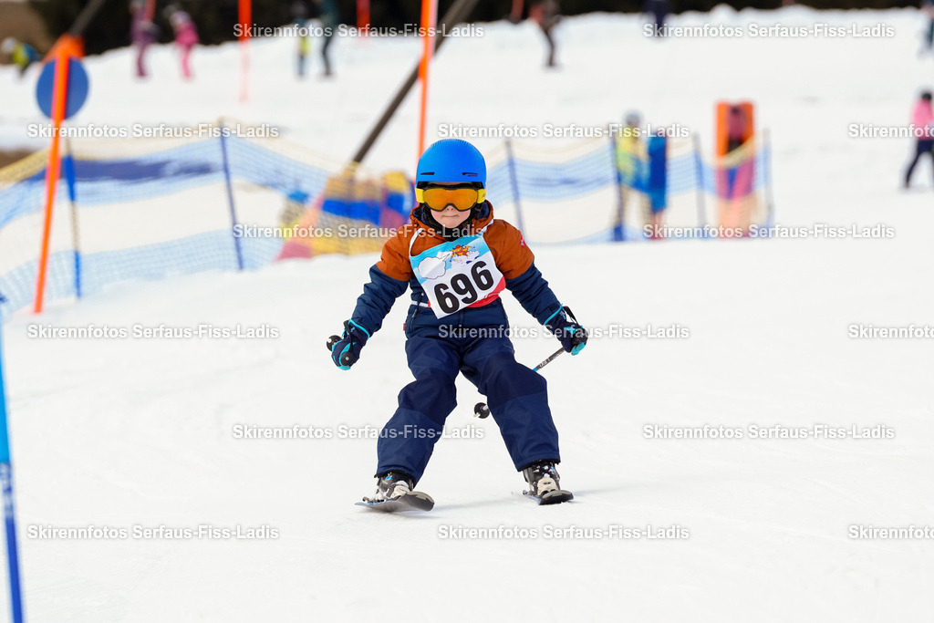 SRF_02.01.2026_0942 | Skirennfotos,Serfaus,Fiss,Ladis,Kinderskirennen,Winter,Tirol,Oberland,skirace,SFL,feelfree,weil wir's genießen,ski,Ski,skifahren,Sonnenplateau, - Realisiert mit Pictrs.com