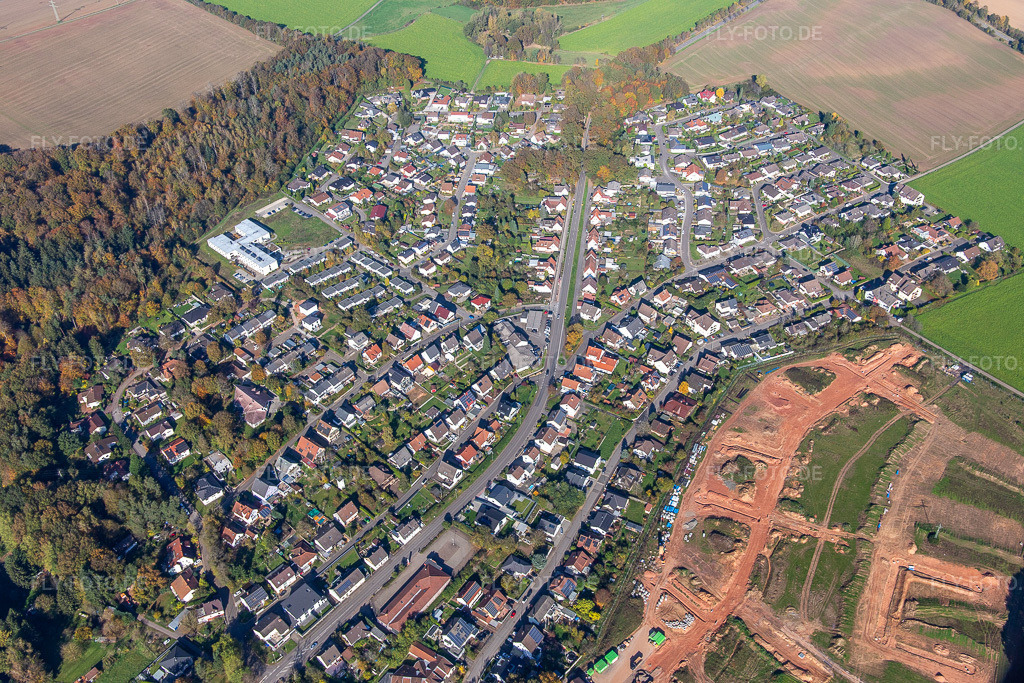 Luftbild: B423 im Ortsteil Eichelscheiderhof in Waldmohr im Bundesland Rheinland-Pfalz in Deutschland. Foto: IMG_143861.jpg vom 27.10.2024 durch Werner Riehm/FLY-FOTO.de