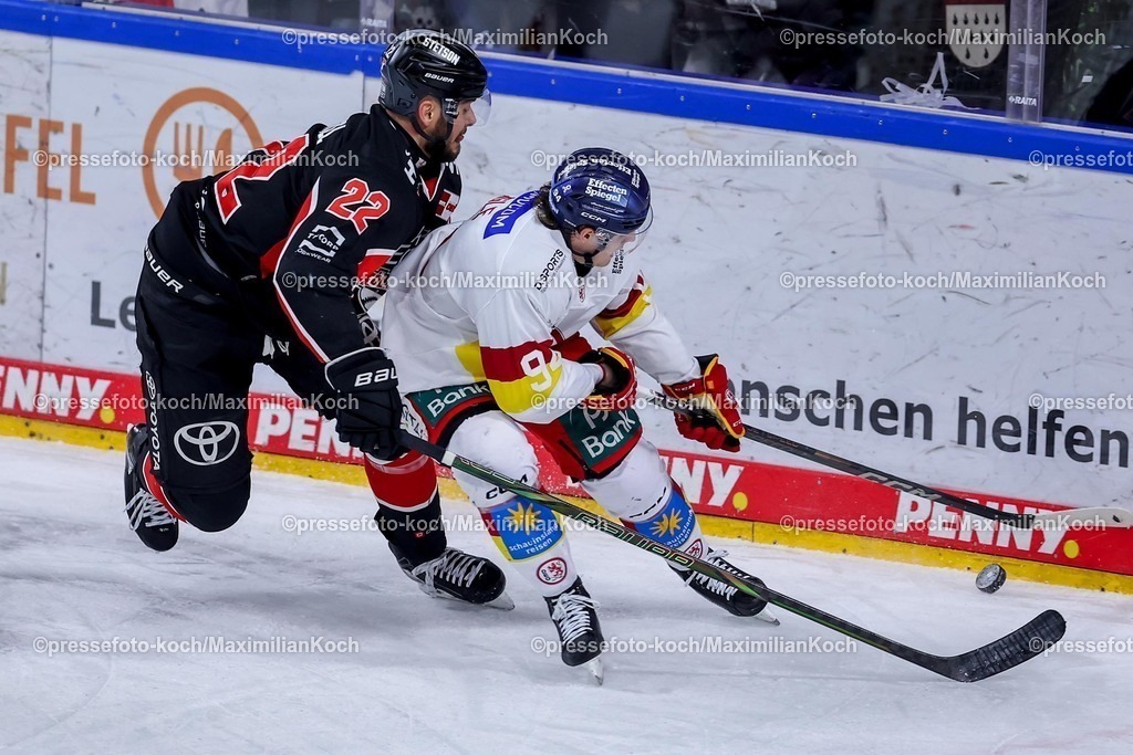KEC16022501031 | 16.02.2025, Eishockey, DEL, Kölner Haie - Düsseldorfer EG, Lanxess-Arena Köln: Maximilian Glötzl (Kölner Haie #22) im Zweikampf gegen Tyler Angle (DEG #94)