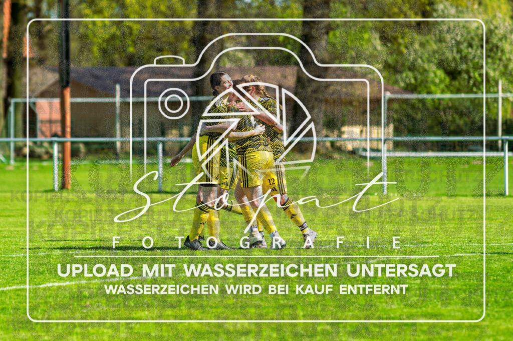 Kreisliga Damen HKCE - SG Fulde vs. Sportfreunde Bispingen | Jasmin Cosima Heider (SG Fulde #05), Enna Marie Klanke (SG Fulde #06), Denise Dehnbostel (SG Fulde #12); Kreisliga Damen HKCE - SG Fulde vs. Sportfreunde Bispingen am 26.04.2026 in Zentralstadion, Fulde - Realisiert mit Pictrs.com