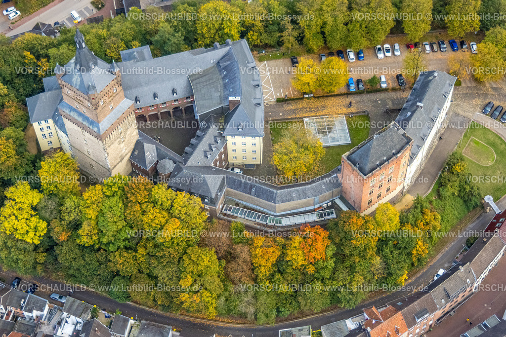 Kleve251005762 | Luftbild, Schwanenburg, historische Sehenswürdigkeit umgeben von herbstlichen Bäumen, Schwanenturm mit geologischem Museum, Kleve, Niederrhein, Nordrhein-Westfalen, Deutschland