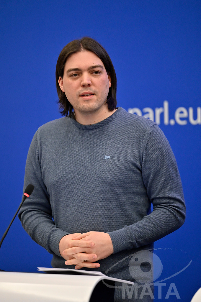_DWI0050 | Politiker Ivan Vilibor Sincic bei einer Pressekonferenz zum Thema 'Alarmierende Statistiken zu den Folgen des COVID-Lockdowns' im Europäischen Parlament. Straßburg, 18.01.2023 - Realisiert mit Pictrs.com