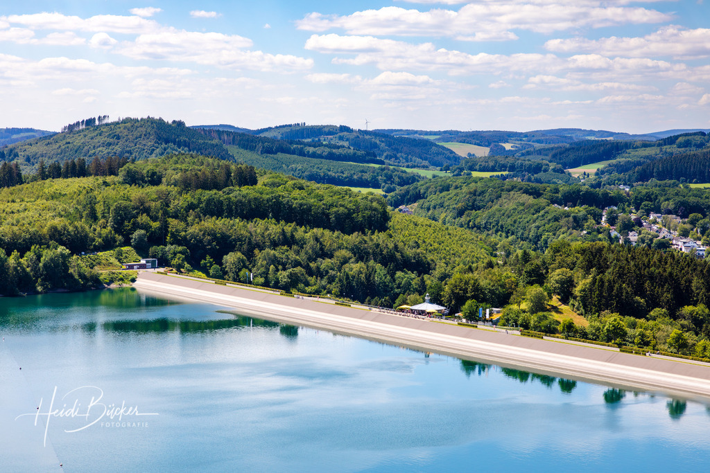 Biggesee-Staumauer | Blick vom Biggeblick auf die Staumauer - Realisiert mit Pictrs.com