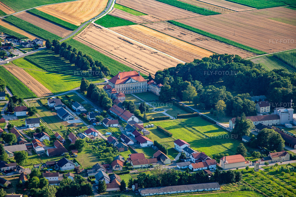 Vue aérienne: Château de Dornau à Dornava dans le département Slovénie, Slovénie – .Photo: IMG_137296.jpg prise le 08/07/2023 par Werner Riehm/FLY-FOTO.eu – Résolution de l'original: 5472 x 3648 px – Občina Dornava