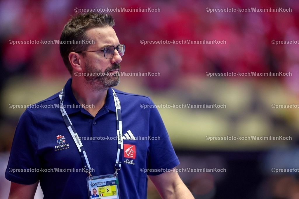 EHF24012601094 | 24.01.2026, Handball, Men's EHF EURO 2026, Frankreich - Portugal, Jyske Bank Boxen in Herning, Dänemark, Main Round: Headcoach Guillaume Gille (France #hc) gestikulierend am Spielfeldrand  