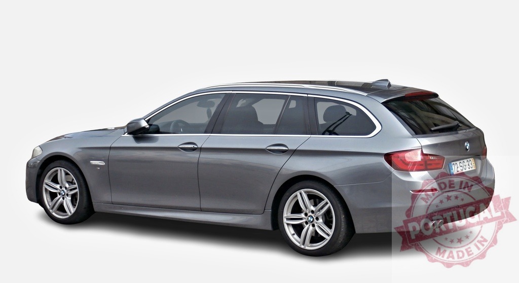 BMW 5 series touring parked on white background | Modern gray BMW 5 series touring parked on a white background - Realisiert mit Pictrs.com