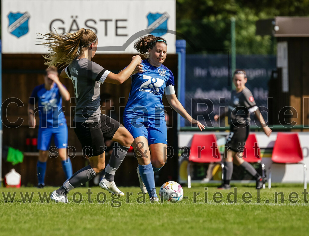 2023-09-09_092_FC_Langengeisling_gegen_TV_1864_Altoetting | Erding, Deutschland, 09.09.2023:
Fußball, Bezirksoberliga 2023 / 2024, 2. Spieltag, FC Langengeisling gegen TV 1864 Altötting, Endergebnis: 2:3

Sandra Utzschmid (TV 1864 Altötting, #17), Carina Sedlmeier (FC Langengeisling, #19)

Foto: Christian Riedel / fotografie-riedel.net