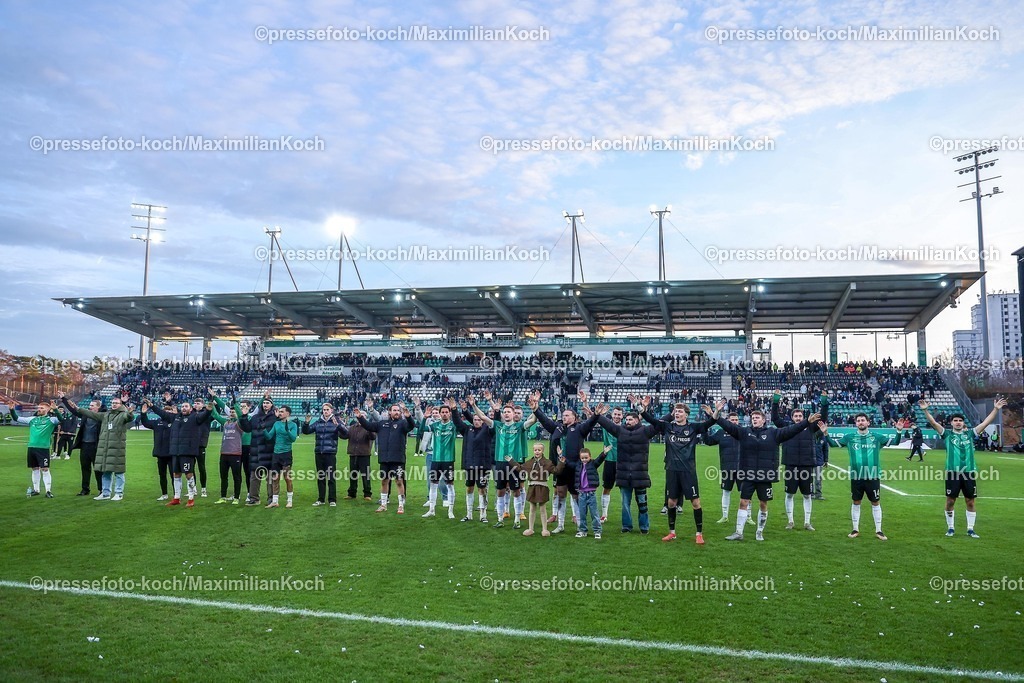 PRM21122501079 | 21.12.2025, Fußball, Preußen Münster - SV 07 Elversberg, 2. Fußball Bundesliga,  Preußenstadion, 17.Spieltag, Saison 2025 2026: Abschlussjubel nach dem 1:1 in Münster. Die Mannschaft steht Arm in Arm zusammen vor der Tribüne und feiert  DFB regulations prohibit any use of photographs as image sequences and or quasi-video.
