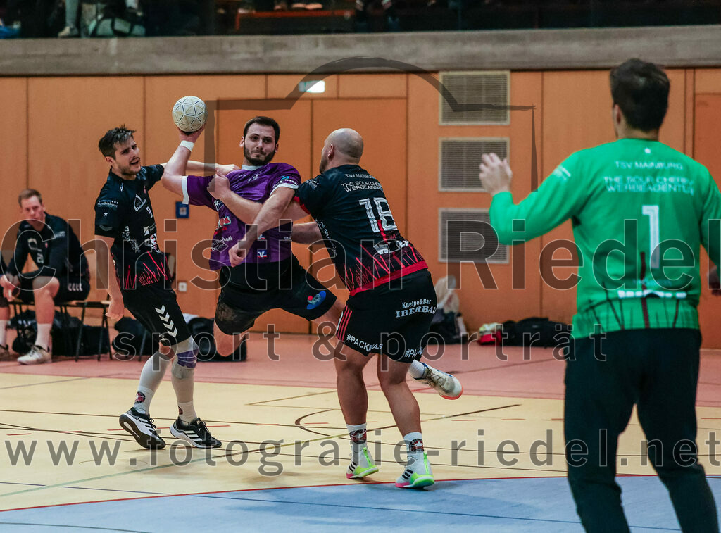 2023-11-26_020_SpVgg_Altenerding_gegen_TSV_1861_Mainburg | Erding, Deutschland, 26.11.2023:
Handball, Bezirksoberliga Männer 2023 / 2024, 9. Spieltag, SpVgg Altenerding gegen TSV 1861 Mainburg, Endergebnis: 34:20

Johannes Ettenhuber (TSV 1861 Mainburg, #9), Simon Rüdiger (SpVgg Altenerding, #7), Maximilian Heim (TSV 1861 Mainburg, #18), Hannes Möser (TSV 1861 Mainburg, #1)

Foto: Christian Riedel / fotografie-riedel.net