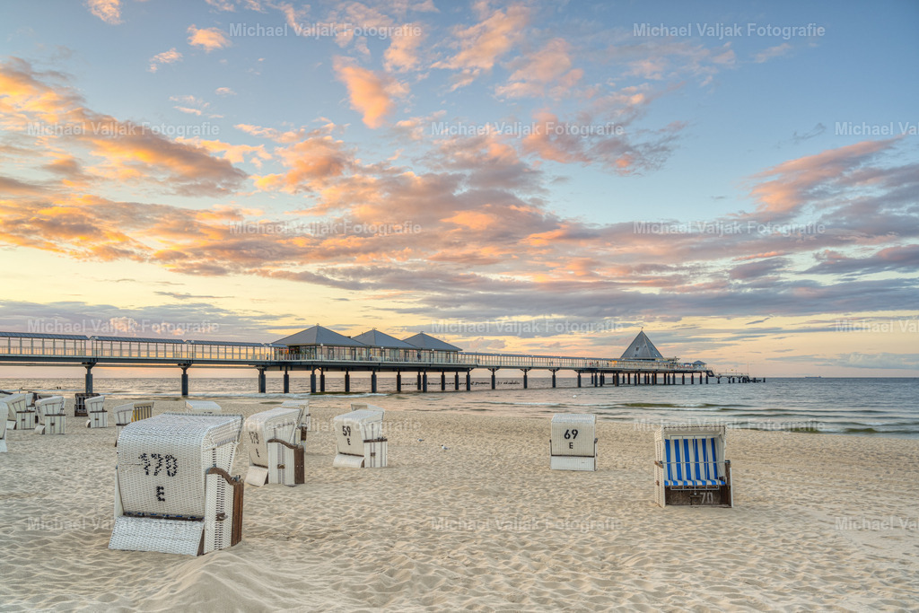 Seebrücke in Heringsdorf auf Usedom | Sonnenuntergang am Strand bei der Seebrücke in Heringsdorf im Sommer. - Realisiert mit Pictrs.com
