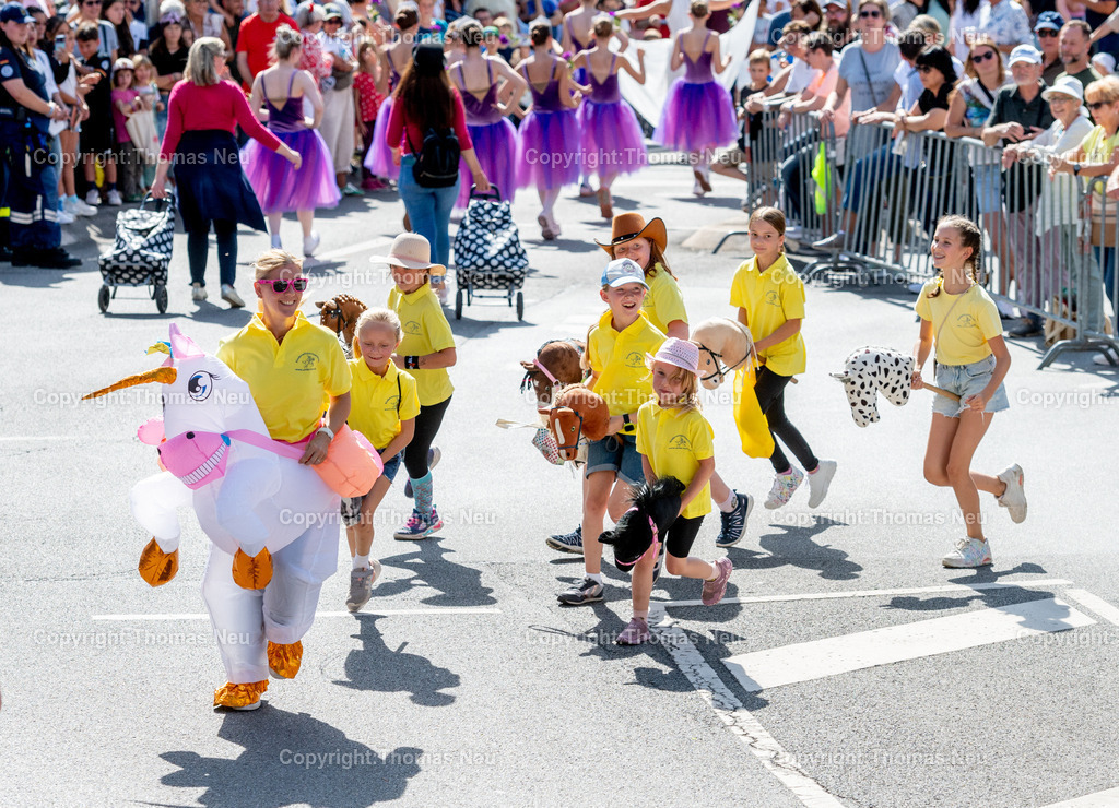 09_Winzerfestumzug-Bensheim | bbe, Bensheim, Winzerfestunmzug 2025, Kinderreitsportclub Bensheim e.V. - Ulrike Mohr, Hobby Horsing , Bild: Thomas Neu