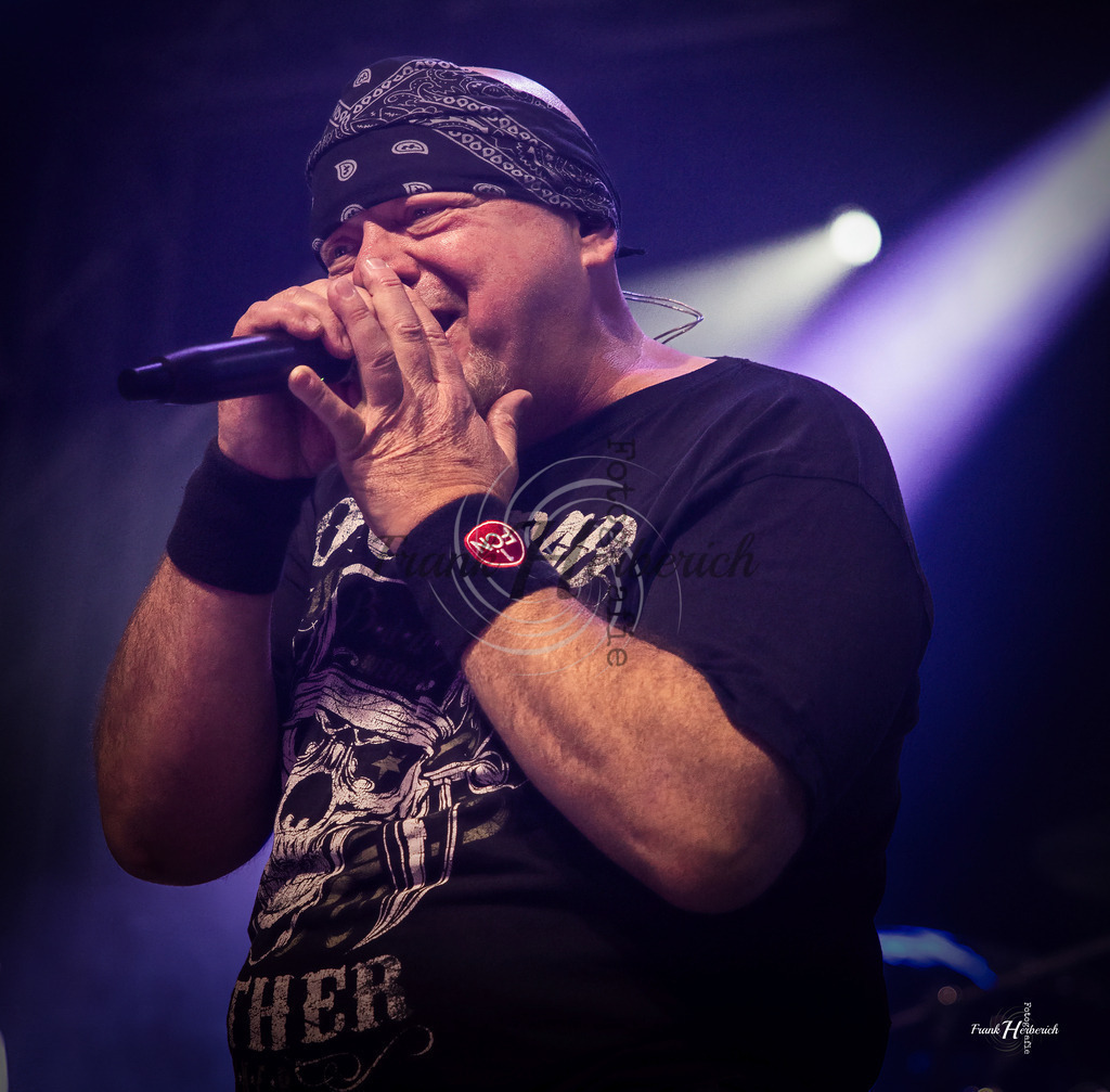 Justice Geiselwind 31.10.2025 | Frank Herberich Fotografie, Frank Herberich, Fotografie, Hochzeit, Portrait, St. Peter Ording, Ording, Westerhever, Nordsee, Frank Fotografie, Hardheim,  Odenwald,Walldürn, Band,Eventfotografie - Realisiert mit Pictrs.com