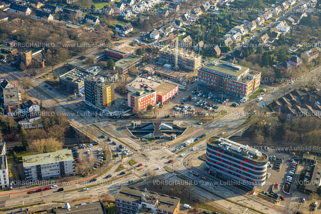Duisburg260100513 | Luftbild, Neubau Baustelle mit Baukran Sittardsberg Swakopmunder Straße, Straßenkreuzung Sittardsberger Allee und Altenbrucher Damm, U-Bahn Station, Hotel Sittardsberg, Sparkasse Gebäude, Bezirksverwaltung Duisburg-Süd, Buchholz, Duisburg, Ruhrgebiet, Nordrhein-Westfalen, Deutschland