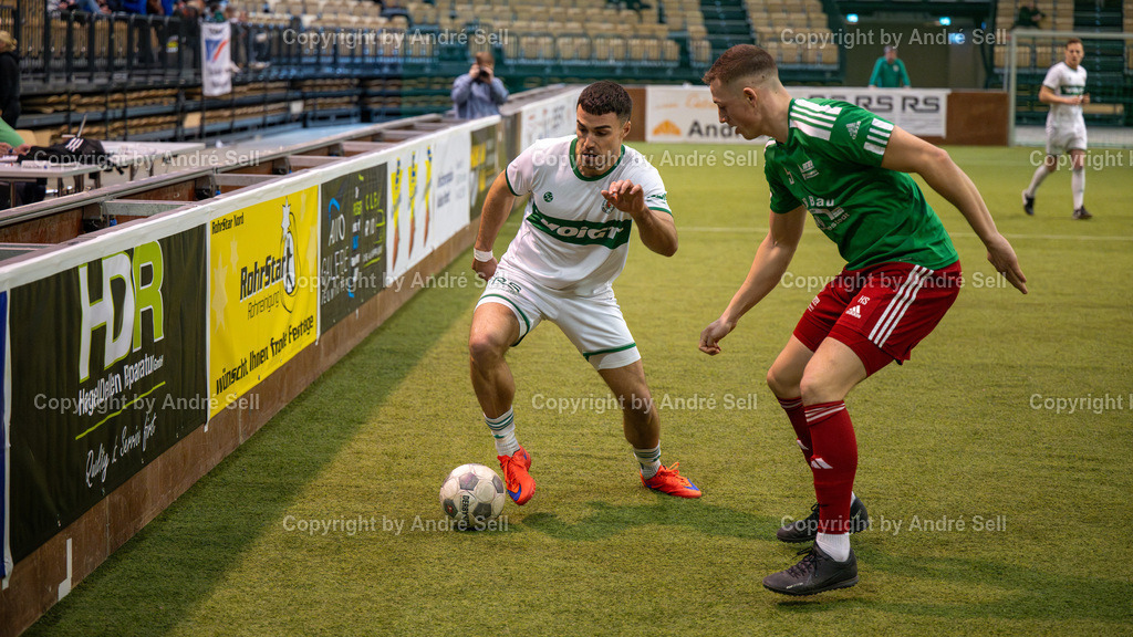 Finale - PSV Neumünster vs MTSV Hohenwestedt | Tim Möller (PSV #21) / Henrik Schnoor (MTSV #5) // 44. RS-Reifenhandel-Cup 2024 / Finale - PSV Neumünster vs MTSV Hohenwestedt / Holstenhalle 1 / Neumünster / 26.12.24 - Realisiert mit Pictrs.com