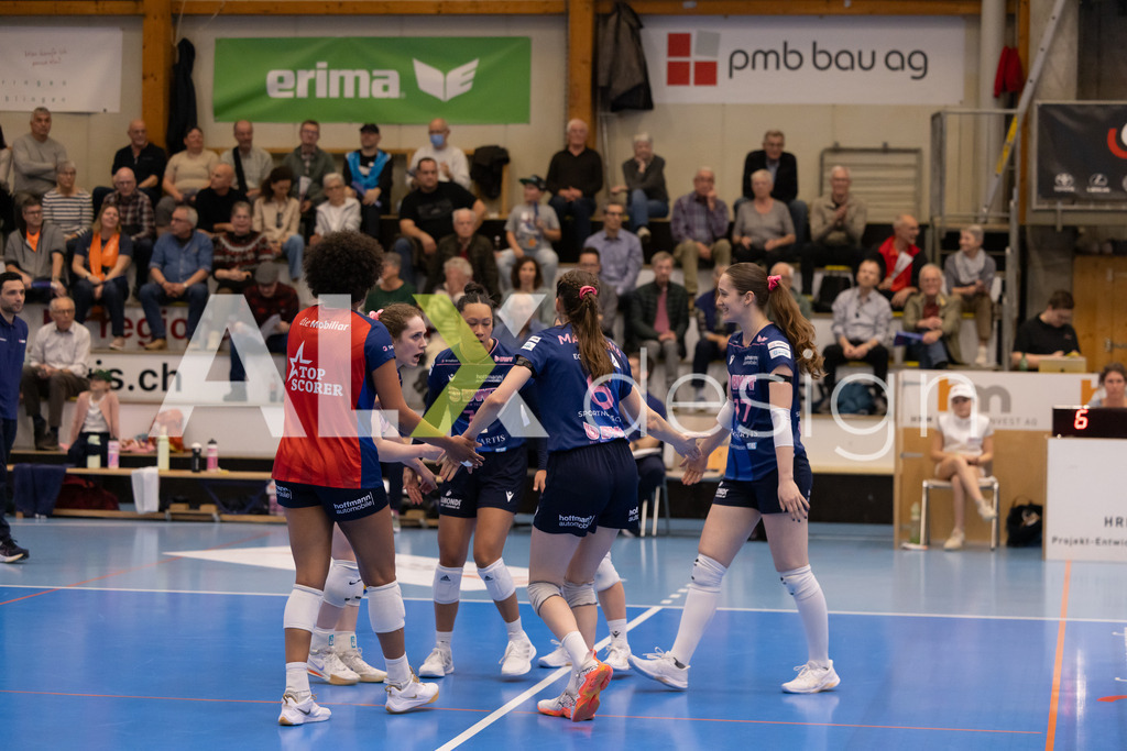 Volleyball I Frauen I Saison 2025-2026 I Volleyball NLA | Women I 1/2 Finals I  VC Kanti Schaffhausen - Sm'Aesch Pfeffingen I 07.03.2026 | Sm'Aesch Pfeffingen Spielerinnenkreis - Realisiert mit Pictrs.com