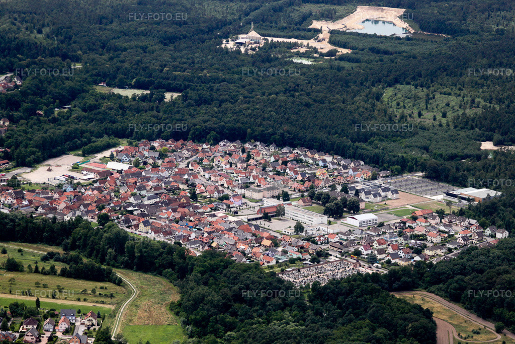 Vue aérienne: Soufflenheim à le quartier Ceinture Forêt Nord in Hagenau dans le département Bas Rhin, France – .Photo: IMG_19093.jpg prise le 20/06/2009 par Werner Riehm/FLY-FOTO.eu – Résolution de l'original: 4752 x 3168 px