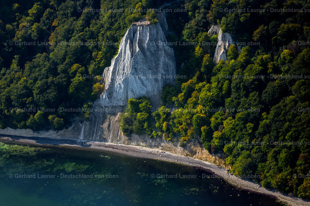 4061408 | LOHME 08.09.2021 Felsen- Küsten- Landschaft an der Steilküste - Kreidefelsen Königstuhl - in Lohme im Bundesland Mecklenburg-Vorpommern, Deutschland. Weiterführende Informationen bei: Nationalpark-Zentrum KÖNIGSSTUHL Sassnitz gemeinnützige GmbH. // Rock Coastline on the cliffs - Kreidefelsen Koenigstuhl - in Lohme in the state Mecklenburg - Western Pomerania, Germany. Further information at: Nationalpark-Zentrum KOeNIGSSTUHL Sassnitz gemeinnuetzige GmbH. Foto: Gerhard Launer