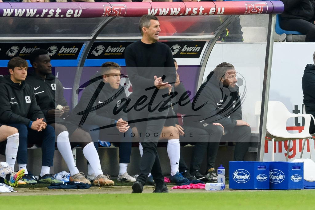OSNTSV20211106_112 | Fussball, Herren: Trainer Michael Koellner (TSV 1860 Muenchen) gestikuliert, Gestik bei dem Spiel der 3. Liga zwischen VfL Osnabrueck und TSV 1860 Muenchen im Stadion an der Bremer Bruecke am 06.11.2021 in Osnanbrueck, Deutschland.DFB / DFL REGULATIONS PROHIBIT ANY USE OF PHOTOGRAPHS AS IMAGE SEQUENCES AND/OR QUASI-VIDEO. - Realisiert mit Pictrs.com