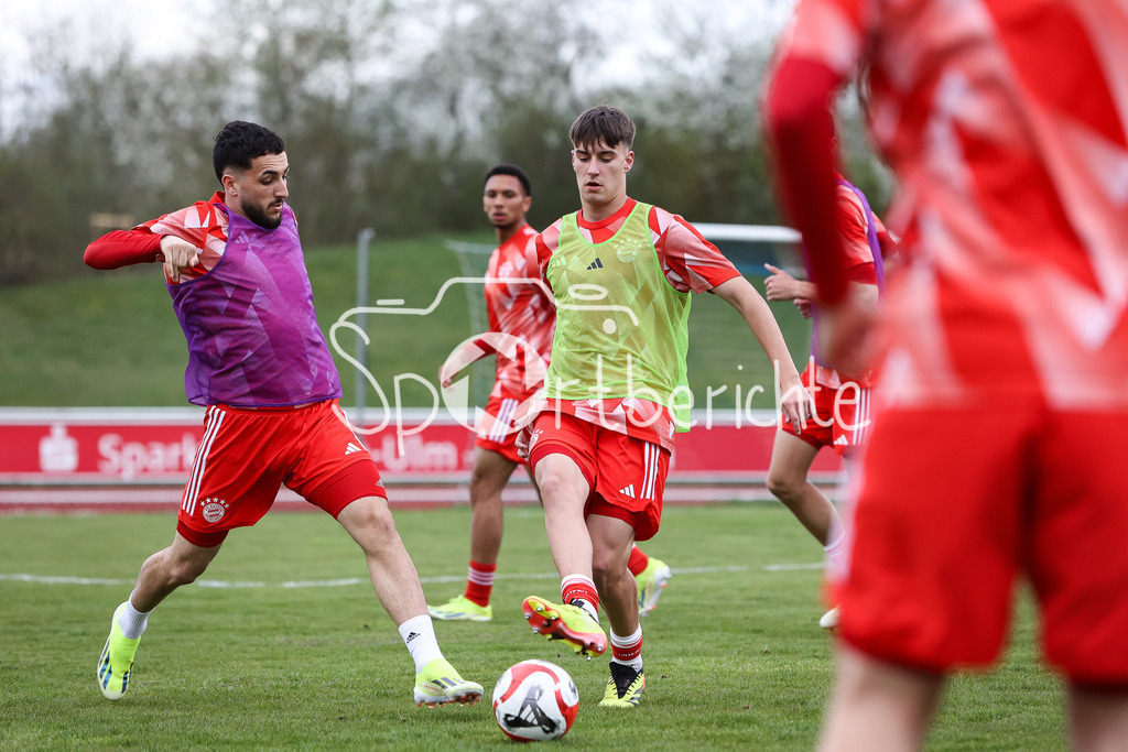 FV Illertissen - FC Bayern Amateure | heisses duell beim warmmachen zwischen Dion BERISHA (FCB #11) und Javier FERNANDEZ GONZALEZ (FCB #37) / Zweikampf