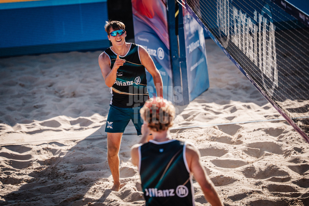 Beachvolleyball | Männer | Allianz German Beach Tour 2025 | Tourstop Berlin | 21.08.2025 | hinten Yannik Ahr jubelt richtung vorne Luis Henrichs