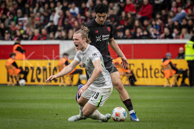 German Bundesliga, Bayer 04 Leverkusen vs. VfL Wolfsburg, 04.04.2026 | LEVERKUSEN, GERMANY - APRIL 4, 2026 :  Patrick Wimmer (VfL Wolfsburg, 39) fouled by Ibrahim Maza (Bayer 04 Leverkusen, 30) during the German Bundesliga match on gameday 28 between Bayer 04 Leverkusen vs. VfL Wolfsburg at BayArena on April 4, 2026 in Leverkusen, Germany. DFL REGULATIONS PROHIBIT ANY USE OF PHOTOGRAPHS AS IMAGE SEQUENCES AND/OR QUASI-VIDEO.