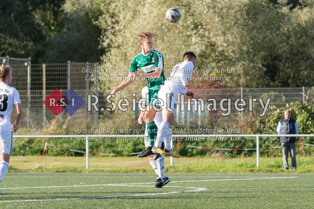 Fußball, Saison 2022/23, Flens-Oberliga, VfB Lübeck II - Heider SV, Lohmühle KR (Lübeck), 16.10.2022, 14. Spieltag | Henry Meyer (#14, Lübeck), Lennart Busch (#17, Heide)