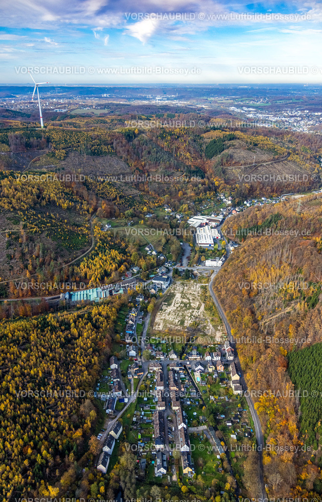 Hagen251102018 | Luftbild, Wohngebiet Nahmerbach und Brachfläche, herbstlicher Wald mit Waldschäden, Huesecken Wire GmbH Metallwarenhersteller Werksgelände, Fernsicht und blauer Himmel mit Wolken, Hohenlimburg, Hagen, Ruhrgebiet, Nordrhein-Westfalen, Deutschland