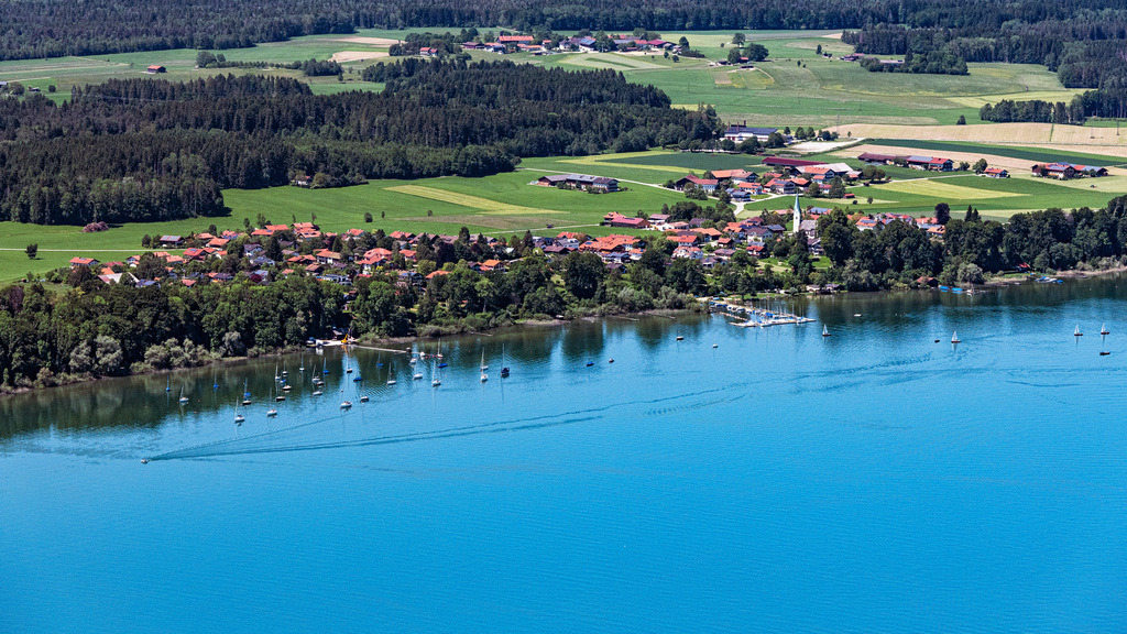 dr__0021200.jpg | GSTADT AM CHIEMSEE 03.06.2019 Dorfkern an den See- Uferbereichen des Chiemsee in Gstadt am Chiemsee im Bundesland Bayern, Deutschland. // Village on the lake bank areas of Chiemsee in Gstadt am Chiemsee in the state Bavaria, Germany. Foto: Daniel Reiter