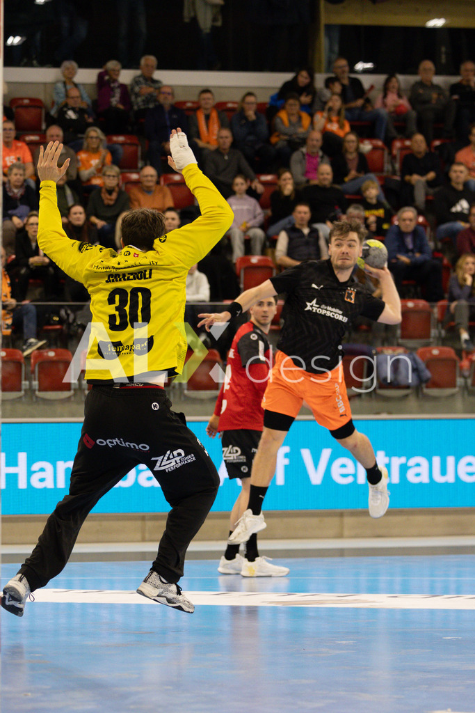 Handballen I Herren I Saison 2025-2026 I Quickline Handball League 2026 | Men I 18. Spieltag I Pfade Winterthur - Kadetten Schaffhausen I 20.12.2025 | 30 Leonard Grazioli (Pfadi Winterthur) – Torhüter I 6 Odinn Rikhardsson (Kadetten Schaffhausen) - Flügel rechts - Realisiert mit Pictrs.com